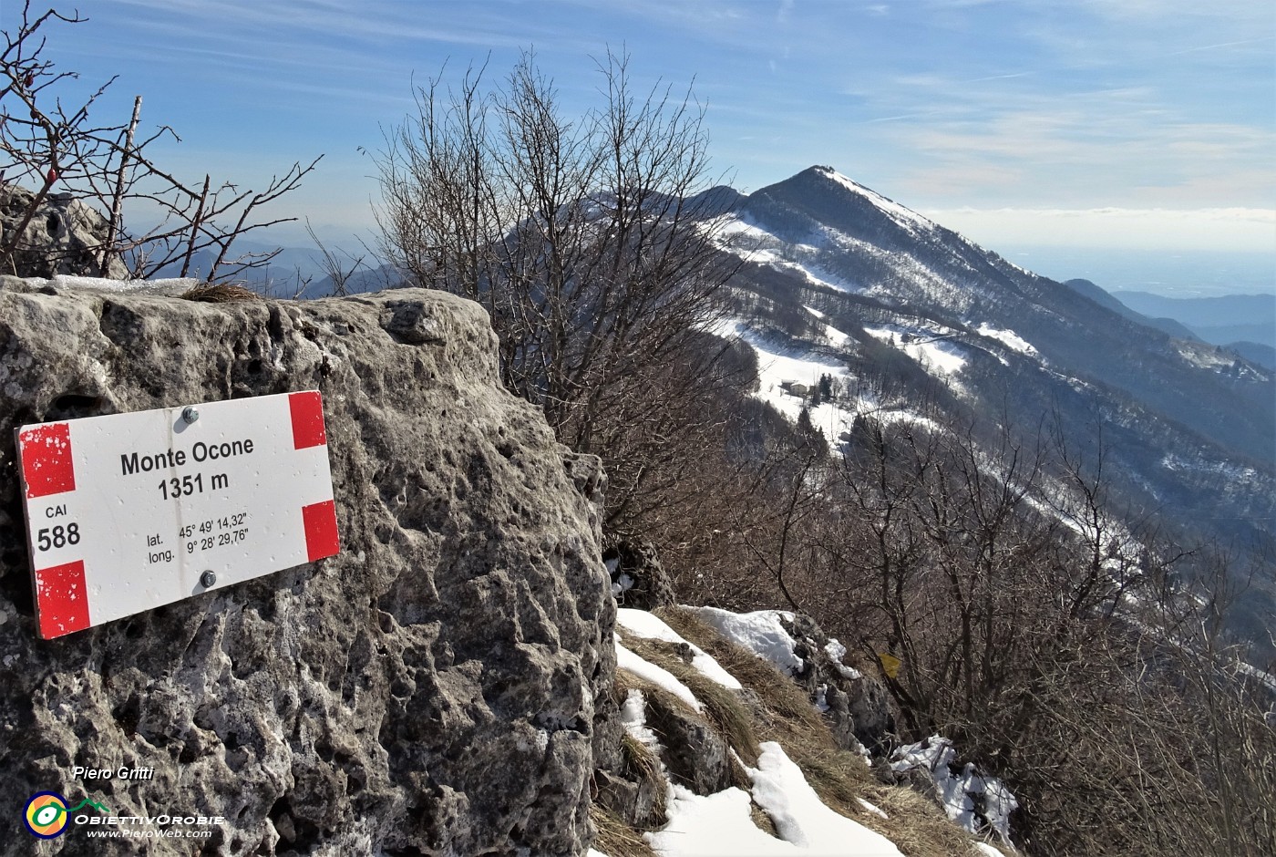 54 Sono alla croce del Monte Ocone (1351 m.) con vista verso il dirimpettaio Monte Tesoro (1432 m).JPG